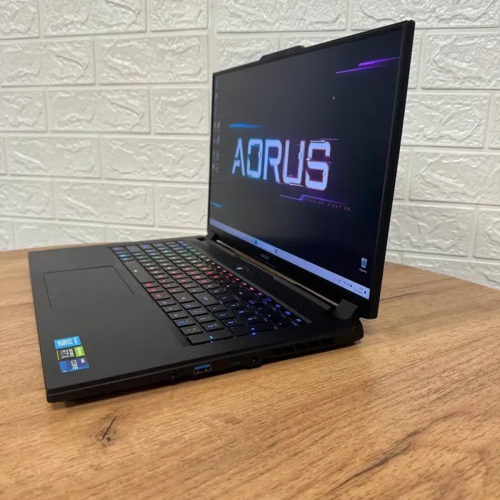 Ігровий ноутбук Б-клас Gigabyte Aorus 17 XE5 / 17.3" (1920x1080) IPS / Intel Core i7-12700H (14 (20) ядер по 3.5 - 4.7 GHz) / 16 GB DDR5 / 1000 GB SSD / nVidia GeForce RTX 3070 Ti, 8 GB GDDR6, 256-bit / WebCam б/в - зображення 4