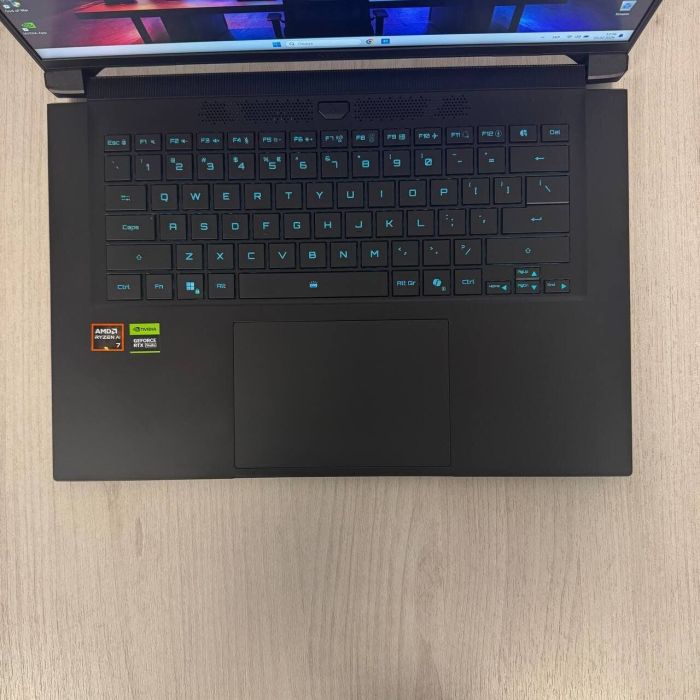 Ігровий ноутбук Б-класу Gigabyte Aero X16 1WH / 16" (2560x1600) IPS / AMD Ryzen AI 7 350 (8 (16) ядер по 2,0 - 5,0 ГГц) / 16 ГБ DDR5 / 1000 ГБ SSD NVMe / nVidia GeForce RTX 5070, 8 ГБ GDDR7, 128-біт / WebCam б/в - зображення 3