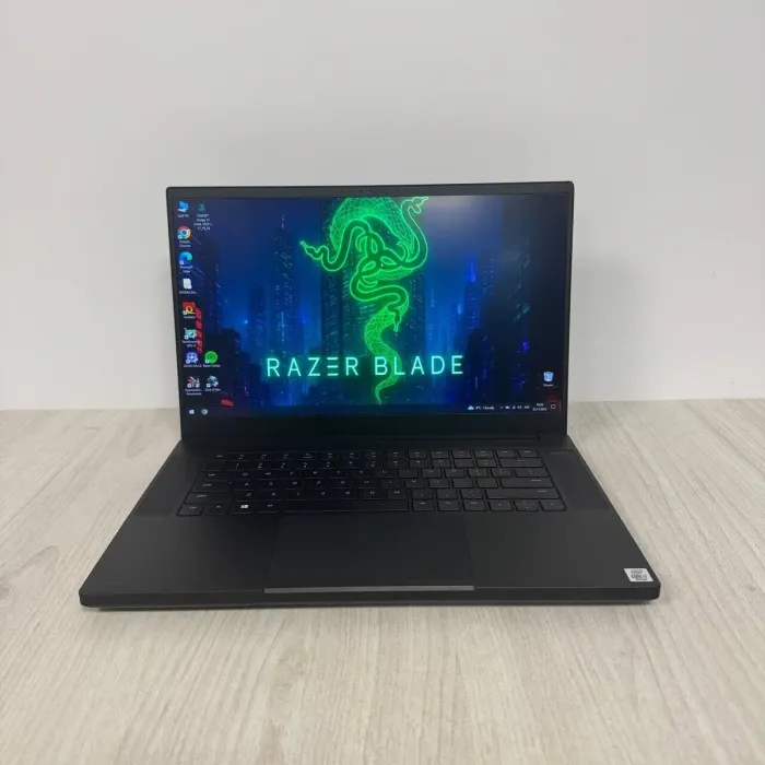 Ігровий ноутбук Б-класу Razer Blade 15 RZ09-0328 / 15,6" (3840x2160) IPS / Intel Core i7-10750H (6 (12) ядер по 2,6 - 5,0 ГГц) / 16 ГБ DDR4 / 512 ГБ SSD NVMe / nVidia GeForce RTX 2070 Max-Q, 8 ГБ GDDR6, 256-біт / Веб-камера б/в - изображение 2