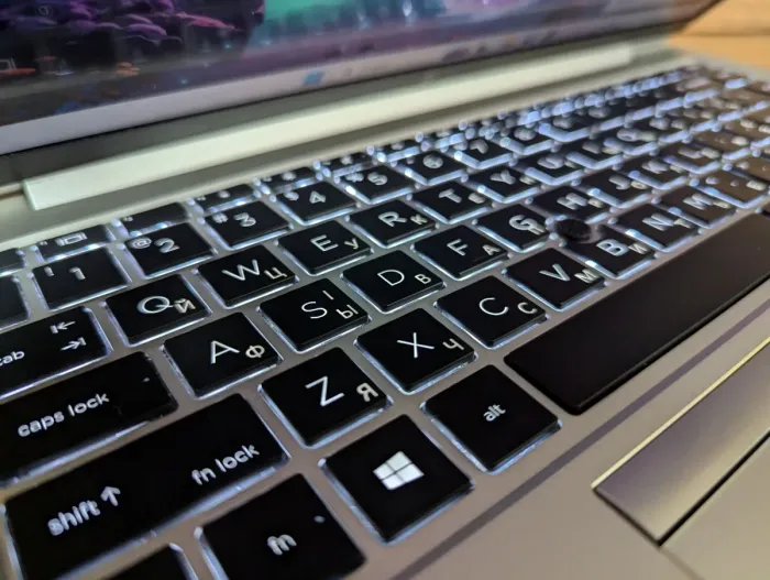 Ультрабук HP EliteBook 840 G7 / 14" (1920x1080) IPS Touch / Intel Core i5-10310U (4 (8) ядра по 1.7 - 4.4 GHz) / 16 GB DDR4 / 256 GB SSD / Intel UHD Graphics / WebCam / TouchID / Windows 10 б/в - зображення 6