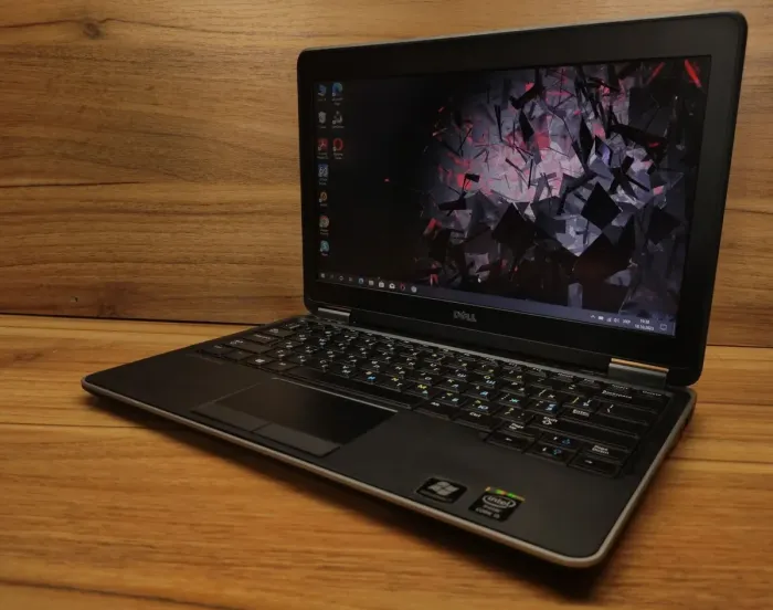 Ноутбук Б-клас Dell Latitude E7240 / 12.5" (1366x768) TN / Intel Core i5-4300U (2 (4) ядра по 1.9 - 2.9 GHz) / 4 GB DDR3 / 256 GB SSD / Intel HD Graphics 4400 / NO WebCam б/в - зображення 3