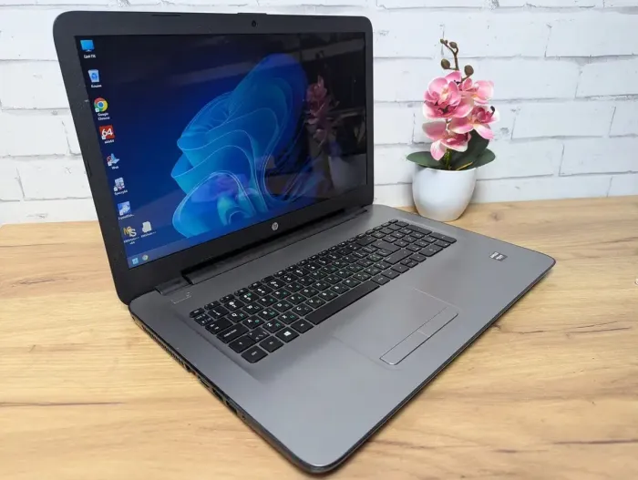 Ноутбук HP 17-y001no / 17.3" (1600x900) TN / AMD A8-7410 (4 ядра по 2.2 - 2.5 GHz) / 16 GB DDR3 / 360 GB SSD / AMD Radeon R7 M340, 2 GB GDDR3, 64-bit / WebCam / DVD-ROM б/в - зображення 5