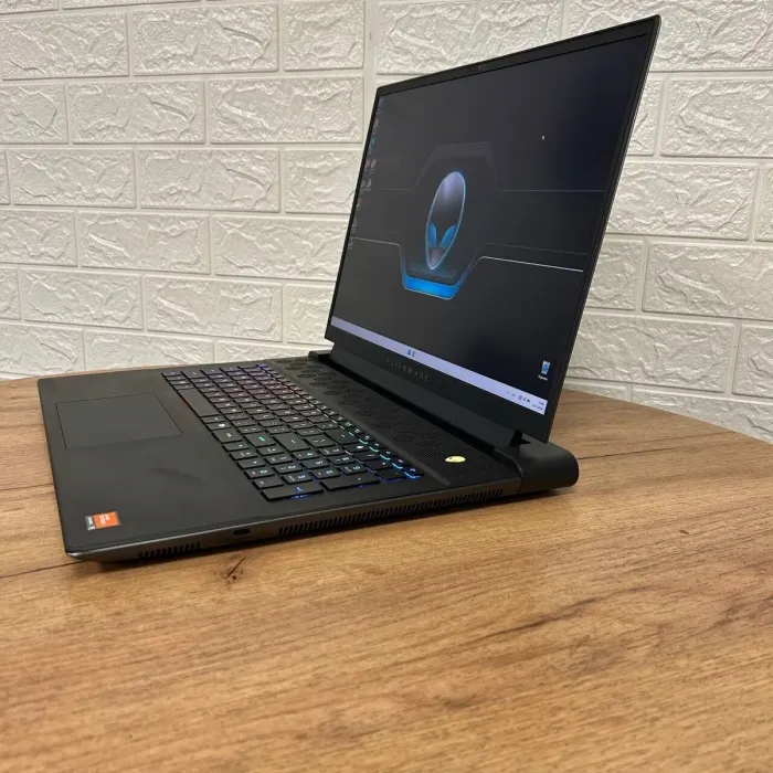 Ігровий ноутбук Б-клас Dell Alienware m18 / 18" (1920x1200) IPS / AMD Ryzen 9 7945HX (16 (32) ядер по 2.5 - 5.4 GHz) / 32 GB DDR5 / 1000 GB SSD / AMD Radeon RX 7900M, 16 GB GDDR6, 256-bit / WebCam б/в - зображення 5