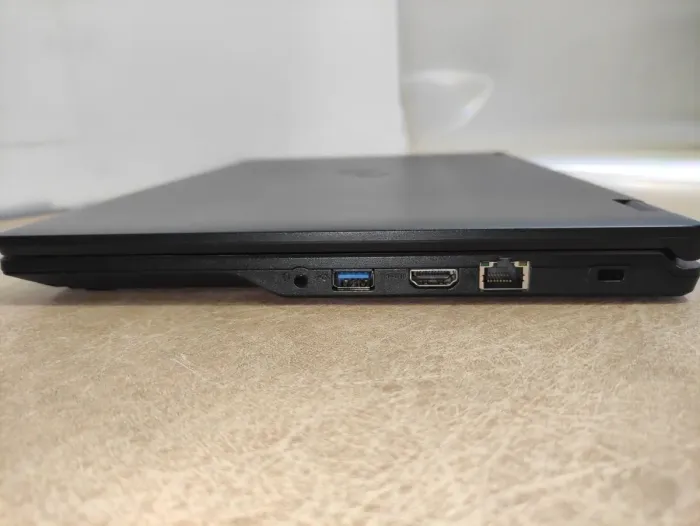 Ноутбук Fujitsu LifeBook E548 / 14" (1920x1080) TN / Intel Core i5-8250U (4 (8) ядра по 1.6 - 3.4 GHz) / 16 GB DDR4 / 256 GB SSD M.2 / Intel UHD Graphics 620 / WebCam / АКБ не тримає б/в - зображення 5