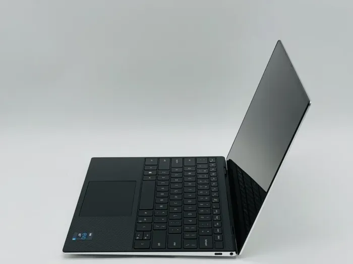 Ультрабук Dell XPS 13 9310 / 13.4" (3840x2400) IPS Touch / Intel Core i5-1135G7 (4 (8) ядра по 2.4 - 4.2 GHz) / 8 GB DDR4 / 960 GB SSD / Intel Iris Xe Graphics / WebCam б/в - зображення 4