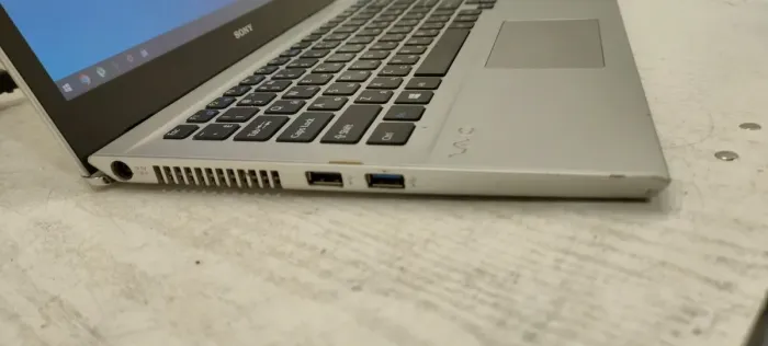 Ноутбук Б-клас Sony VAIO SVT131A11V / 13.3" (1366x768) TN / Intel Core i5-3317U (2 (4) ядра по 1.7 - 2.6 GHz) / 8 GB DDR3 / 120 GB SSD / Intel HD Graphics 4000 б/в - зображення 6