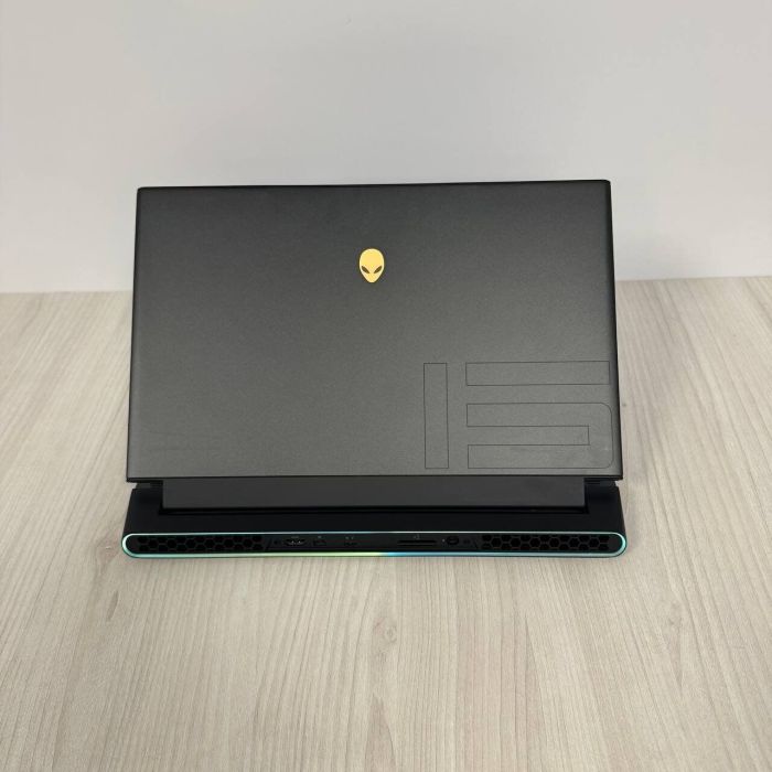 Ігровий ноутбук Dell Alienware m15 R4 / 15.6" (1920x1080) IPS / Intel Core i7-10870H (8 (16) ядер по 2.2 - 5.0 GHz) / 16 GB DDR4 / 512 GB SSD NVMe / nVidia GeForce RTX 3070, 8 GB GDDR6, 256-bit / WebCam б/в - зображення 3