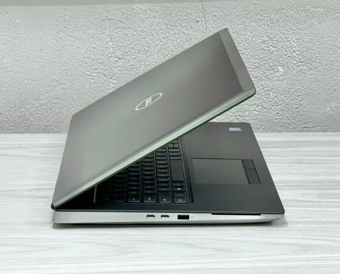 Мобільна робоча станція Dell Precision 7750 / 17.3" (3840x2160) IPS / Intel Xeon W-10855M (6 (12) ядер по 2.8 - 5.1 GHz) / 32 GB DDR4 / 1000 GB SSD M.2 / nVidia Quadro RTX 4000, 6 GB GDDR6, 256-bit / WebCam / Win 11 Pro б/в - зображення 4