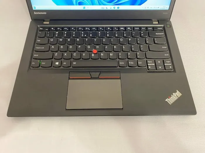 Ноутбук Б-клас Lenovo ThinkPad T450s / 14" (1600x900) TN / Intel Core i5-5300U (2 (4) ядра по 2.3 - 2.9 GHz) / 12 GB DDR3 / 240 GB SSD / Intel HD Graphics 5500 / WebCam / Два АКБ б/в - зображення 4