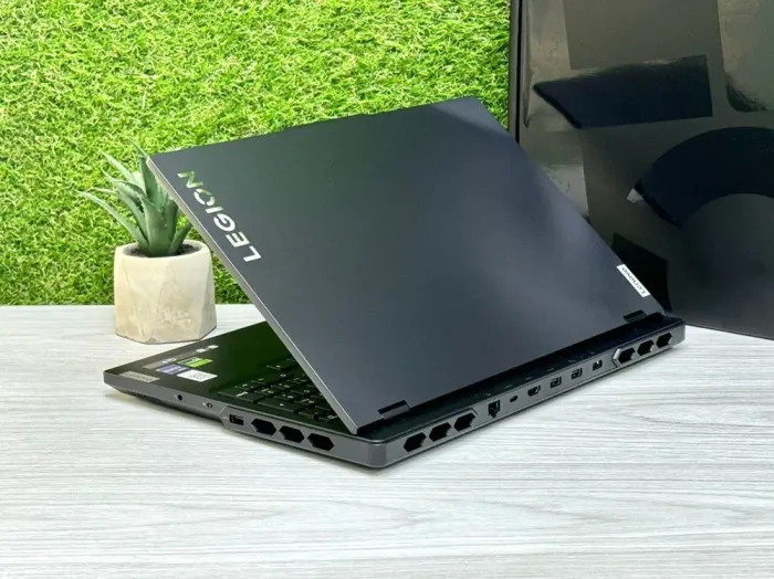 Ігровий ноутбук Lenovo Legion Pro 7 16IRX9H / 16.1" (2560x1600) IPS / Intel Core i9-14900HX (24 (32) ядра по 1.6 - 5.8 GHz) / 16 GB DDR5 / 1000 GB SSD M.2 / nVidia GeForce RTX 4080, 12 GB GDDR6X, 192-bit / WebCam / Win 11 Pro б/в - зображення 6