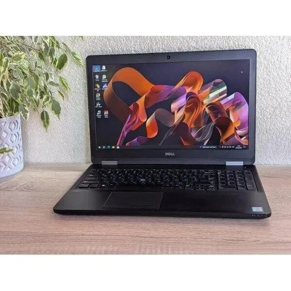 Ноутбук Dell Latitude E5570 / 15.6" (1920x1080) TN / Intel Core i5-6300U (2 (4) ядра по 2.4 GHz) / 8 GB DDR4 / 128 GB SSD / Intel HD Graphics 520 / WebCam б/в - зображення 2