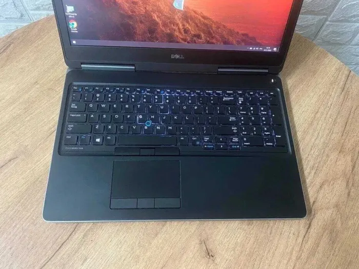 Мобільна робоча станція Б-клас Dell Precision 7520 / 15.6" (1920x1080) TN / Intel Xeon E3-1535M v6 (4 (8) ядра по 3.1 - 4.2 GHz) / 16 GB DDR4 / 128 GB SSD M.2 + 500 GB HDD / AMD Radeon Pro WX 4130, 2 GB GDDR5, 128-bit / WebCam / HDMI б/в - зображення 3