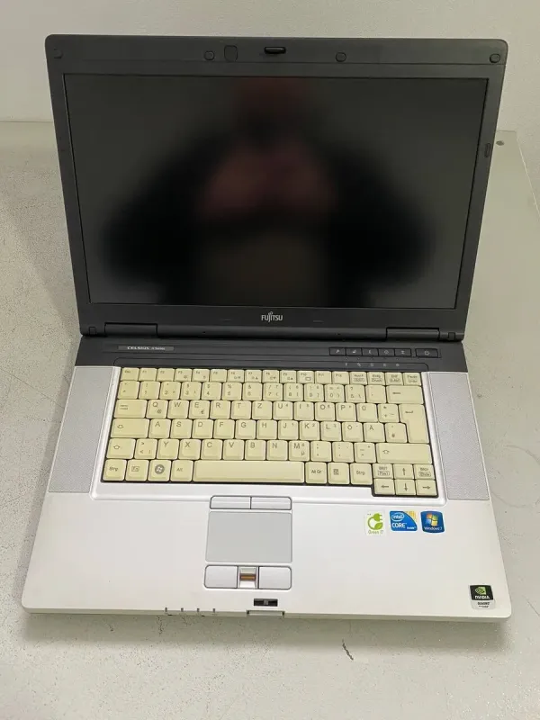 Ноутбук Fujitsu Celsius H700 / 15.6" (1920x1080) TN / Intel Core i7-620M (2 (4) ядра по 2.66 - 3.33 GHz) / 8 GB DDR3 / 128 GB SSD / nVidia Quadro FX 880M, 1 GB GDDR3, 128-bit / DVD-ROM б/в - зображення 2