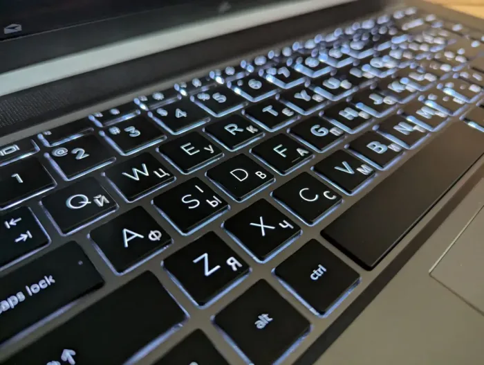 Мобільна робоча станція HP zBook Studio G7 / 15.6" (3840x2160) IPS / Intel Core i9-10885H (8 (16) ядер по 2.4 - 5.3 GHz) / 32 GB DDR4 / 1000 GB SSD / nVidia Quadro RTX 3000, 6 GB GDDR6, 192-bit / TouchID / WebCam / Windows 10 б/в - зображення 6