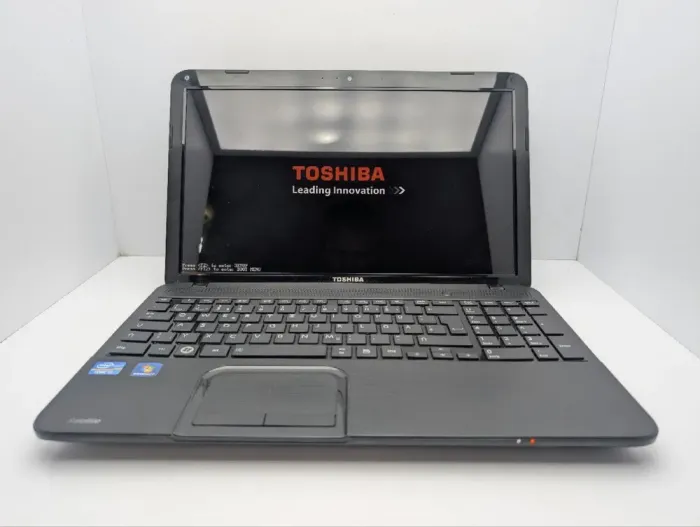 Ноутбук Toshiba Satellite C855 / 15.6" (1366x768) TN / Intel Core i3-2350M (2 (4) ядра по 2.3 GHz) / 6 GB DDR3 / 500 GB HDD / Intel HD Graphics 3000 / WebCam б/в - зображення 3