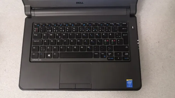 Ноутбук Dell Latitude E3350 / 13.3" (1366x768) TN / Intel Core i3-5005U (2 (4) ядра по 2.0 GHz) / 4 GB DDR3 / 500 GB HDD / Intel HD Graphics 5500 / WebCam / Windows 10 Pro б/в - зображення 3