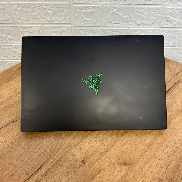 Ігровий ноутбук Б-клас Razer Blade 15 RZ09-02385 / 15.6" (1920x1080) IPS / Intel Core i7-8750H (6 (12) ядер по 2.2 - 4.1 GHz) / 16 GB DDR4 / 256 GB SSD NVMe / nVidia GeForce GTX 1060 Max-Q, 6 GB GDDR5, 192-bit б/в - зображення 3