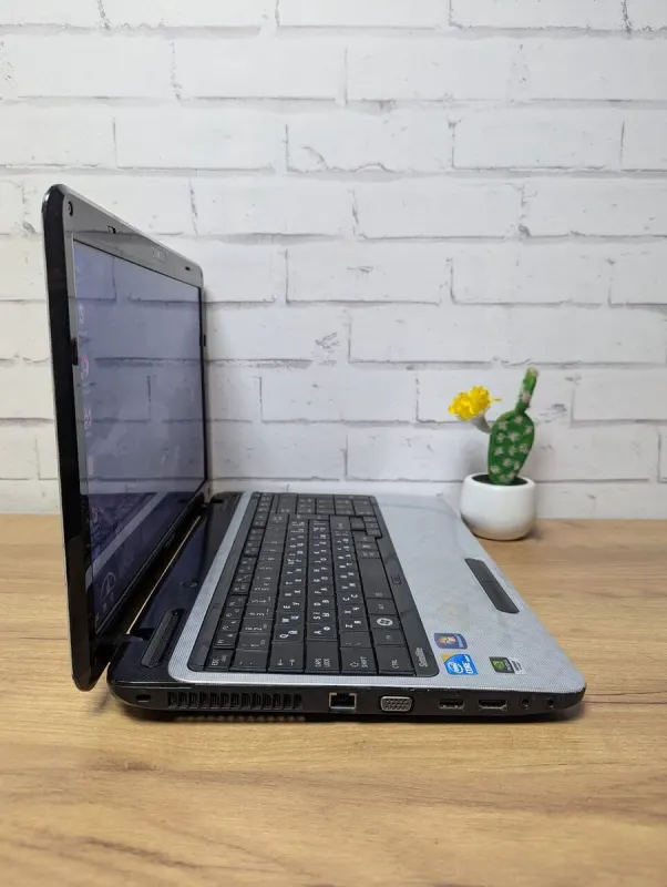 Ноутбук Б-клас Toshiba Satelite L750-13b / 15.6" (1366x768) TN / Intel Core i3-380M (2 (4) ядра по 2.53 GHz) / 8 GB DDR3 / 256 GB SSD / nVidia GeForce GT 525M, 1 GB GDDR3, 128-bit / WebCam / DVD-ROM б/в - зображення 6