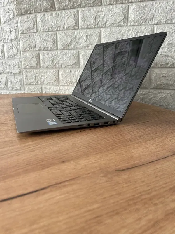 Ноутбук Б-клас LG Gram 15Z975 / 15.6" (1920x1080) IPS / Intel Core i7-8550U (4 (8) ядра по 1.8 - 4.0 GHz) / 8 GB DDR4 / 256 GB SSD M.2 / Intel UHD Graphics 620 / WebCam / HDMI б/в - зображення 5