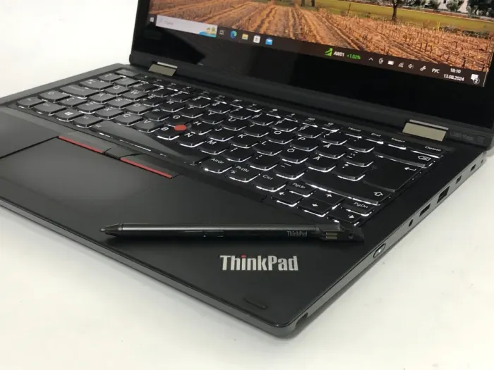 Ноутбук-трансформер Б-клас Lenovo ThinkPad L380 Yoga / 13.3" (1920x1080) IPS Touch / Intel Core i3-8130U (2 (4) ядра по 2.2 - 3.4 GHz) / 8 GB DDR4 / 256 GB SSD / Intel UHD Graphics 620 / WebCam / Win 10 Pro б/в - зображення 8