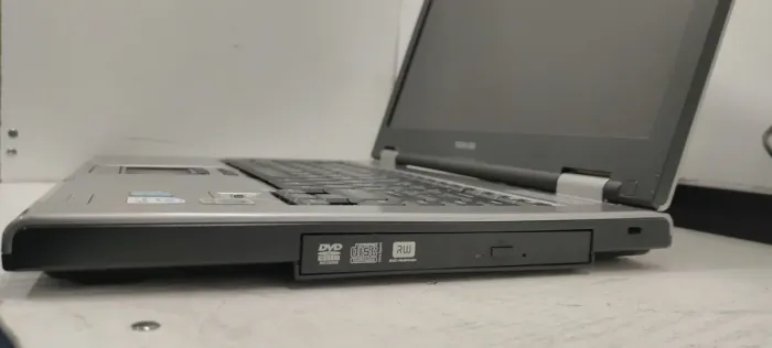 Ноутбук Toshiba Tecra A8 / 15.4" (1280x800) TN / Intel Core 2 Duo T5500 (2 ядра по 1.66 GHz) / 4 GB DDR2 / 160 GB HDD / Intel GMA 950 Graphics / Без АКБ б/в - зображення 5