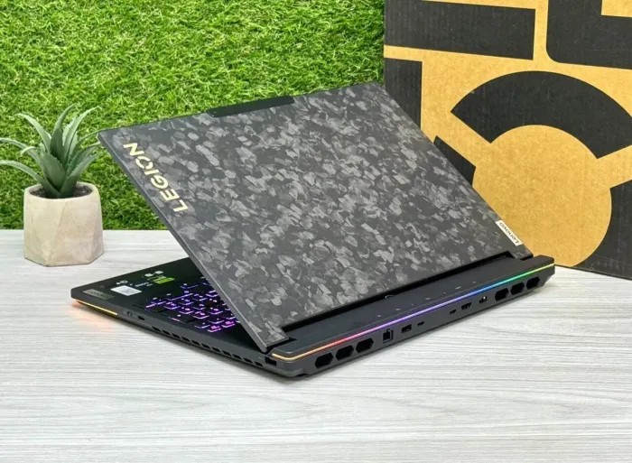 Ігровий ноутбук Lenovo Legion 9 16IRX9 Carbon / 16" (3200x2000) IPS / Intel Core i9-14900HX (24 (32) ядра по 1.6 - 5.8 GHz) / 32 GB DDR5 / 2000 GB SSD / nVidia GeForce RTX 4080, 12 GB GDDR6X, 192-bit / WebCam / Win 11 Pro - зображення 6
