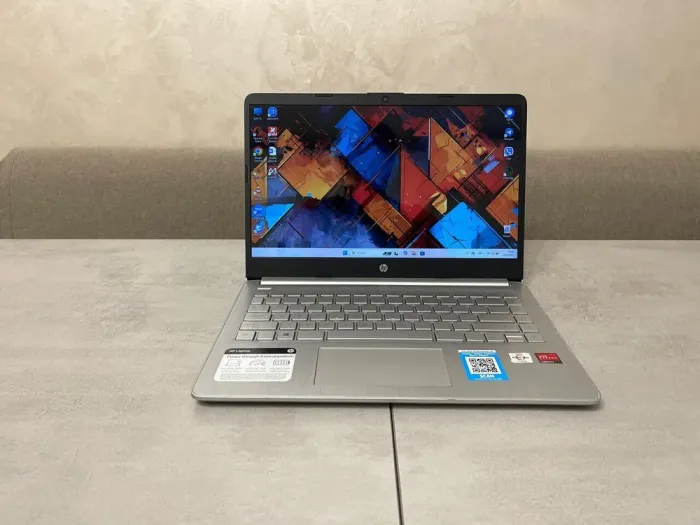 Ноутбук HP Pavilion 14-fq0051nr / 14" (1366x768) TN / AMD Athlon Silver 3050U (2 (4) ядра по 2.2 - 3.2 GHz) / 8 GB DDR4 / 128 GB SSD / AMD Radeon Vega 3 Graphics / WebCam б/в - зображення 2