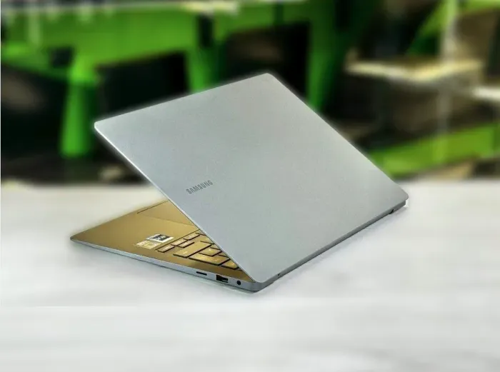 Ультрабук Samsung Galaxy Book 3 NP940XFG / 14" (2880x1800) OLED / Intel Core i7-1360P (12 (16) ядер по 2.2 - 5.0 GHz) / 16 GB DDR5 / 512 GB SSD M.2 / Intel Iris Xe Graphics / WebCam / Win 11 Home б/в - зображення 6