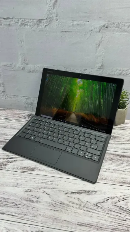 Нетбук Lenovo MIIX 520-12IKB / 12.2" (1920x1080) IPS Touch / Intel Core i5-8250U (4 (8) ядра по 1.6 - 3.4 GHz) / 8 GB DDR4 / 256 GB SSD / Intel UHD Graphics 620 / WebCam б/в - зображення 2