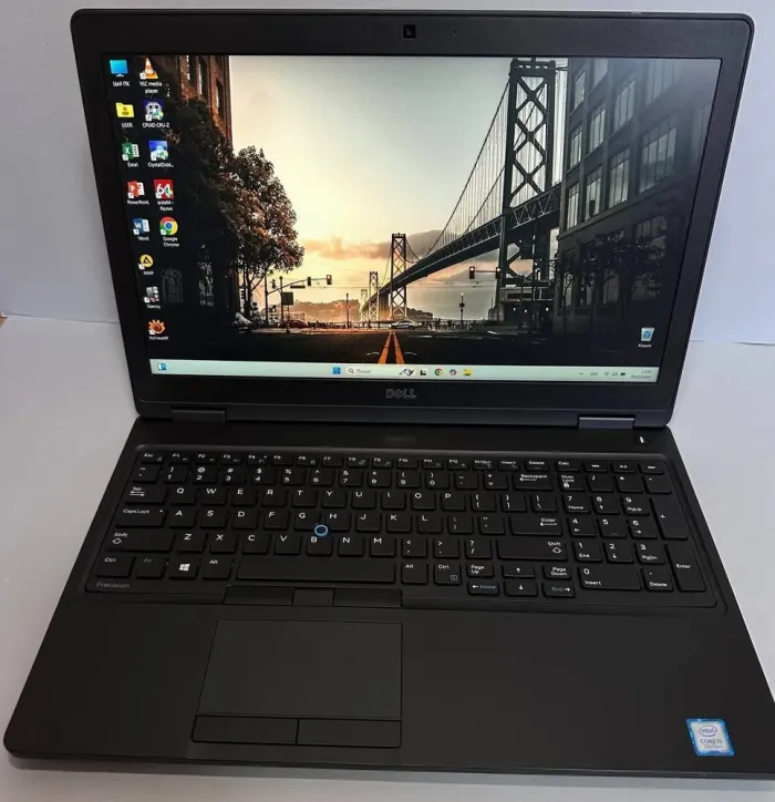 Мобільна робоча станція Dell Precision 3520 / 15.6" (1920x1080) TN / Intel Core i5-7440HQ (4 ядра по 2.8 - 3.8 GHz) / 16 GB DDR4 / 256 GB SSD / nVidia Quadro M620, 2 GB GDDR5, 128-bit / WebCam б/в - зображення 2