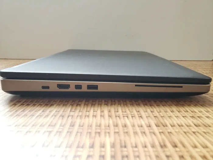 Мобільна робоча станція Dell Precision 7520 / 15.6" (1920x1080) IPS / Intel Core i7-7820HQ (4 (8) ядра по 2.9 - 3.9 GHz) / 32 GB DDR4 / 512 GB SSD + 500 GB HDD / AMD Radeon Pro WX 4130, 2 GB GDDR5, 128-bit / WebCam б/в - зображення 5