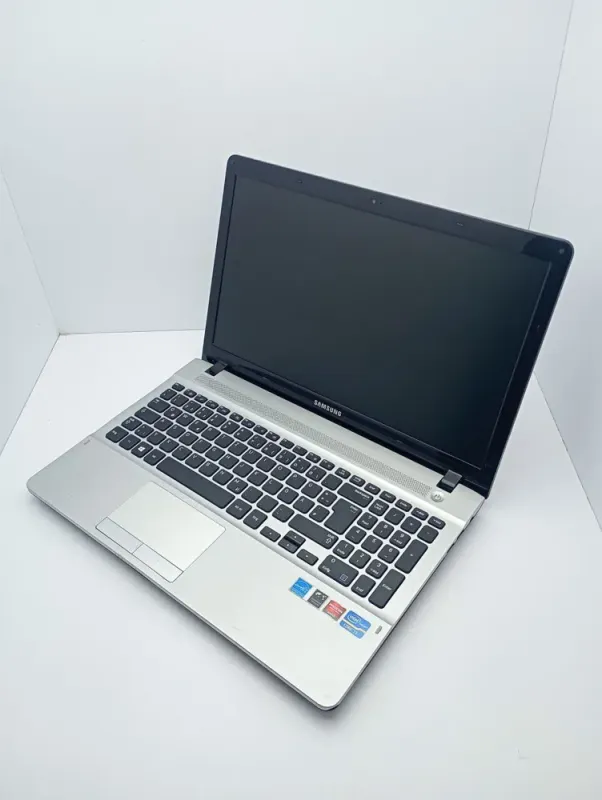 Ноутбук Samsung 300E / 15.6" (1366x768) TN / Intel Core i3-3120M (2 (4) ядра по 2.5 GHz) / 6 GB DDR3 / 500 GB HDD / Intel HD Graphics 4000 / WebCam б/в - зображення 4