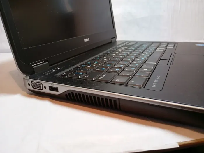 Ноутбук Б-клас Dell Latitude E6440 / 14" (1366x768) TN / Intel Core i5-4300M (2 (4) ядра по 2.6 - 3.3 GHz) / 8 GB DDR3 / 120 GB SSD / Intel HD Graphic 4600 / WebCam / DVD-RW + АКБ не бере заряд б/в - зображення 5