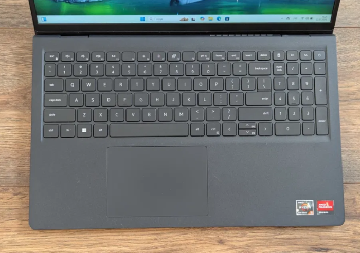 Ультрабук Dell Inspiron 15 3525 / 15.6" (1920x1080) IPS / AMD Ryzen 5 5625U (6 (12) ядер по 2.3 - 4.3 GHz) / 16 GB DDR4 / 512 GB SSD / AMD Radeon Vega 7 Graphics / WebCam / Win 11 б/в - зображення 3