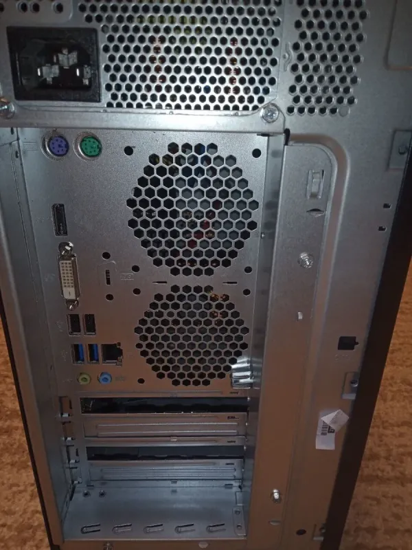 ПК Б-клас Fujitsu Esprimo P558 E85+ Tower / Intel Core i3-8300 (4 ядер по 3.7 GHz) / 8 GB DDR4 / 256 GB SSD NVMe / Intel UHD Graphics 630 б/в - зображення 3