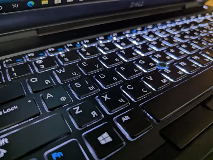 Мобільна робоча станція Dell Precision 7530 / 15.6" (1920x1080) IPS / Intel Core i7-8850H (6 (12) ядер по 2.6 - 4.3 GHz) / 32 GB DDR4 / 512 GB SSD / nVidia Quadro P1000, 4 GB GDDR5, 128-bit / WebCam / Windows 10 б/в - зображення 6