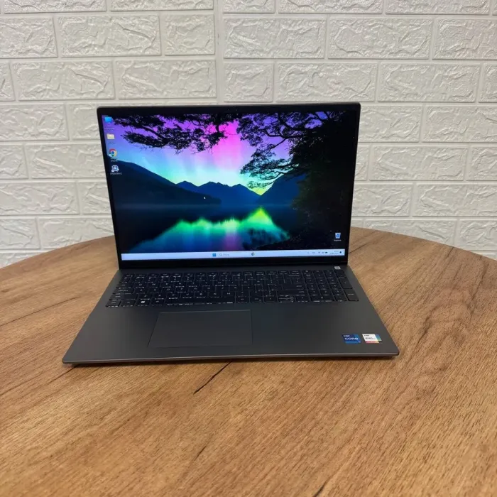 Ультрабук Б-клас Dell Vostro 5630 / 16" (1920x1200) IPS / Intel Core i7-1360P (12 (16) ядер по 2.2 - 5.0 GHz) / 16 GB DDR5 / 512 GB SSD / Intel Iris Xe Graphics / WebCam б/в - зображення 2