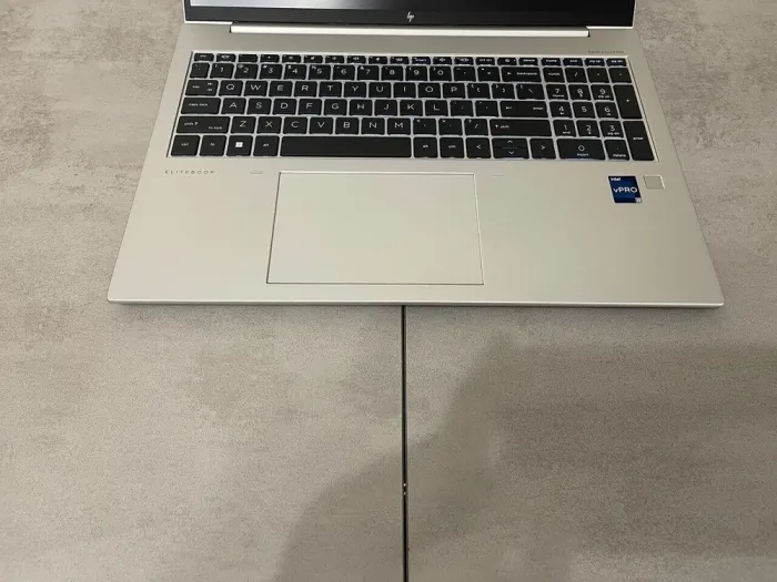 Ультрабук HP EliteBook 860 G10 / 16" (1920x1200) IPS / Intel Core i7-1365U (10 (12) ядер по 1.8 - 5.2 GHz) / 32 GB DDR5 / 512 GB SSD M.2 / Intel Iris Xe Graphics / WebCam б/в - зображення 4