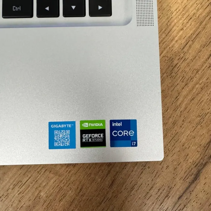 Ігровий ноутбук Gigabyte Aero 16 XE5 / 16" (3840x2400) OLED / Intel Core i7-12700H (14 (20) ядер по 3.5 - 4.7 GHz) / 32 GB DDR5 / 1000 GB SSD / nVidia GeForce RTX 3070 Ti, 8 GB GDDR6, 256-bit / WebCam б/в - зображення 8