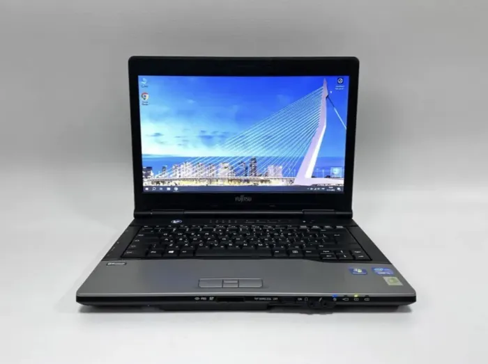 Ноутбук Fujitsu LifeBook S752 / 14" (1366x768) TN / Intel Core i3-3110M (2 (4) ядра по 2,4 ГГц) / 6 ГБ DDR3 / 500 ГБ HDD / Intel HD Graphics 4000 + гравірування клавіатури б/в - зображення 3