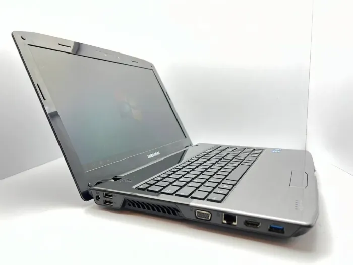 Ноутбук Medion Akoya E6226 / 15.6" (1366x768) TN / Intel Core i3-2310M (2 (4) ядра по 2.4 GHz) / 4 GB DDR3 / 750 GB HDD / Intel HD Graphics 3000 / WebCam б/в - зображення 3