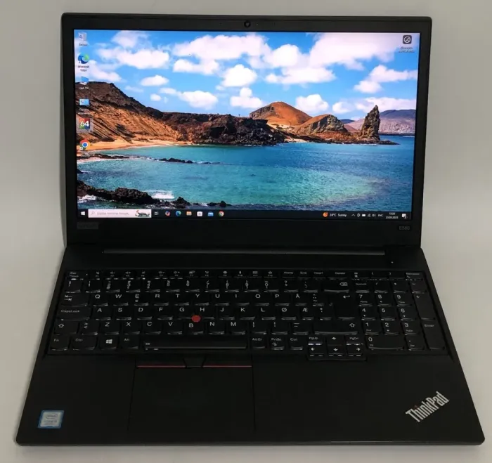 Ноутбук Lenovo ThinkPad E580 / 15.6" (1920x1080) IPS / Intel Core i3-8130U (2 (4) ядра по 2.2 - 3.4 GHz) / 8 GB DDR4 / 256 GB SSD / Intel UHD Graphics 620 / WebCam / Win 10 Pro б/в - зображення 2