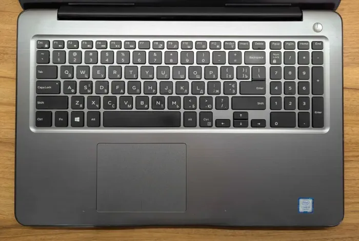 Ноутбук Dell Inspiron 5567 / 15.6" (1366x768) TN / Intel Core i5-7200U (2 (4) ядра по 2.5 - 3.1 GHz) / 8 GB DDR4 / 240 GB SSD / Intel HD Graphics 620 / WebCam / Windows 10 б/в - зображення 3