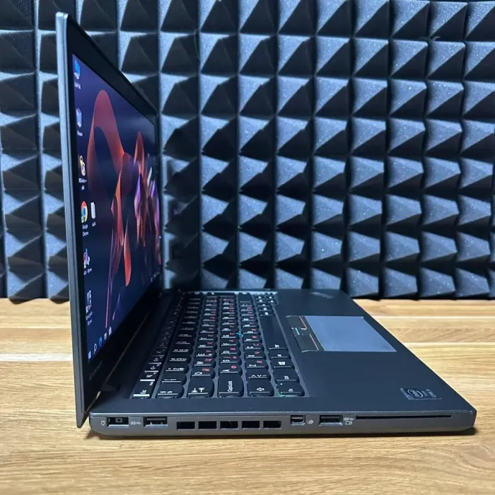 Ноутбук Б-клас Lenovo ThinkPad T450s / 14" (1920x1080) TN / Intel Core i5-5200U (2 (4) ядра по 2.2 - 2.7 GHz) / 8 GB DDR3 / 128 GB SSD / Intel HD Graphics 5500 / WebCam б/в - зображення 6