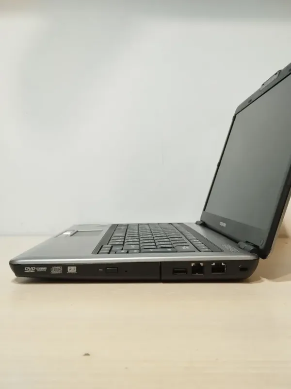 Ноутбук Toshiba Satellite Pro U400-24H / 13.3" (1280x800) TN / Intel Core 2 Duo T5870 (2 ядра по 2.0 GHz) / 4 GB DDR2 / 120 GB SSD / Intel GMA X3100 Graphics / WebCam / АКБ не тримає б/в - зображення 5