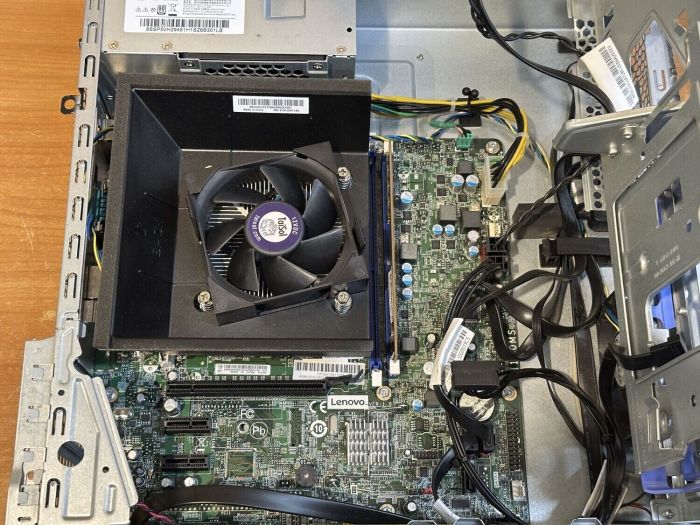 Комп'ютер Lenovo ThinkCentre M700 SFF / Intel Core i5-6500 (4 ядра по 3,2 - 3,6 ГГц) / 16 ГБ DDR4 / 240 ГБ SSD / Intel HD Graphics 530 / 210 Вт / DVD-RW / DisplayPort б/в - зображення 7