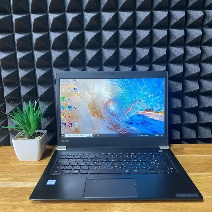 Ноутбук Toshiba Portege x30-d-162 / 13.3" (1920x1080) TN / Intel Core i5-7200U (2 (4) ядра по 2.5 - 3.1 GHz) / 8 GB DDR4 / 256 GB SSD / Intel HD Graphics 620 / WebCam б/в - зображення 2