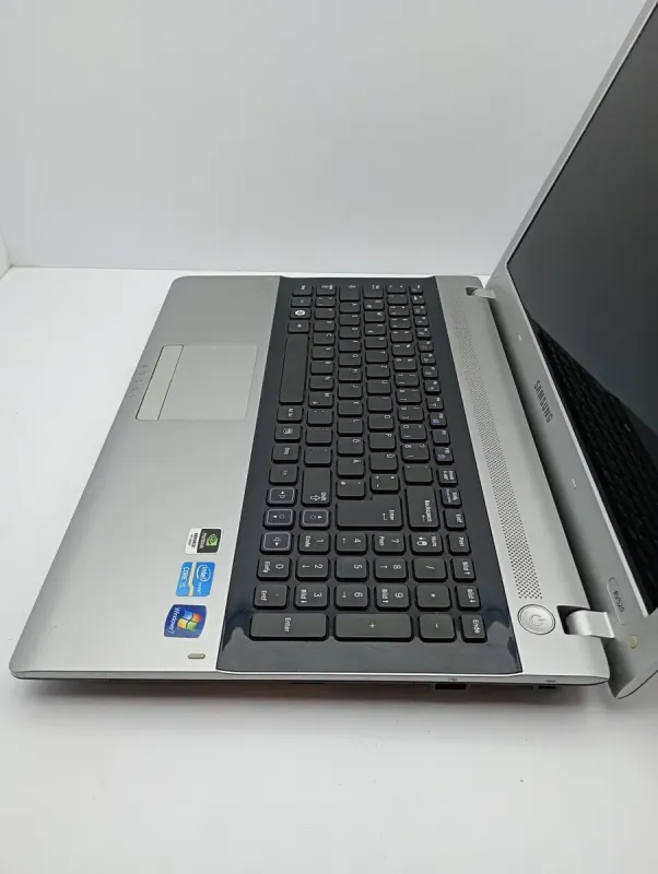 Ноутбук Samsung RV520 / 15.6" (1366x768) TN / Intel Core i5-2410M (2 (4) ядра по 2.3 - 2.9 GHz) / 8 GB DDR3 / 500 GB HDD / nVidia GeForce GT 540M, 1 GB GDDR3, 64-bit / WebCam б/в - зображення 5