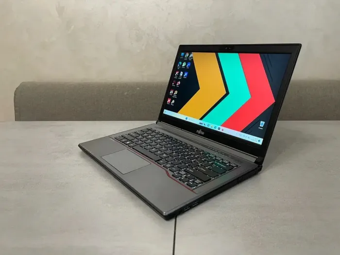Ноутбук Fujitsu LifeBook E746 / 14" (1920x1080) IPS / Intel Core i7-6600U (2 (4) ядра по 2.6 - 3.4 GHz) / 16 GB DDR4 / 240 GB SSD / Intel HD Graphics 520 / DisplayPort б/в - зображення 4