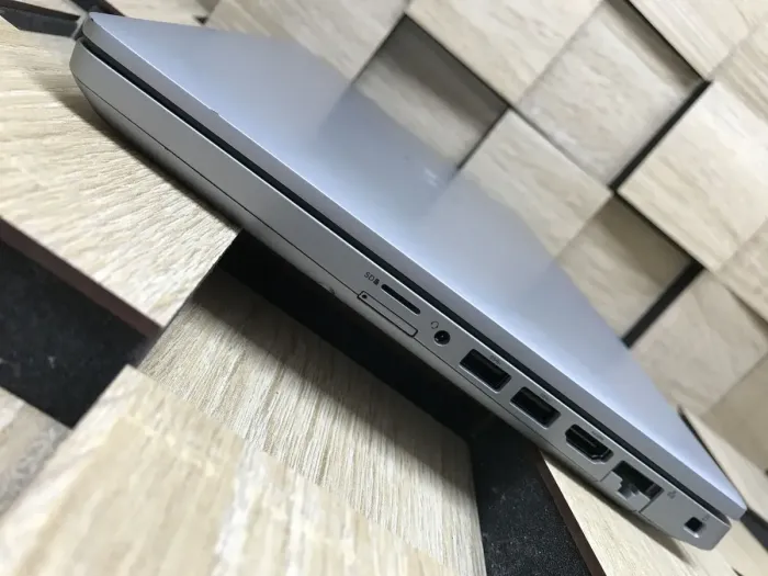 Ультрабук Б-клас Dell Latitude 5411 / 14" (1920x1080) IPS / Intel Core i7-10850H (6 (12) ядра по 2.7 - 5.1 GHz) / 8 GB DDR4 / 240 GB SSD M.2 / Intel UHD Graphics / WebCam / Windows 10 б/в - зображення 6